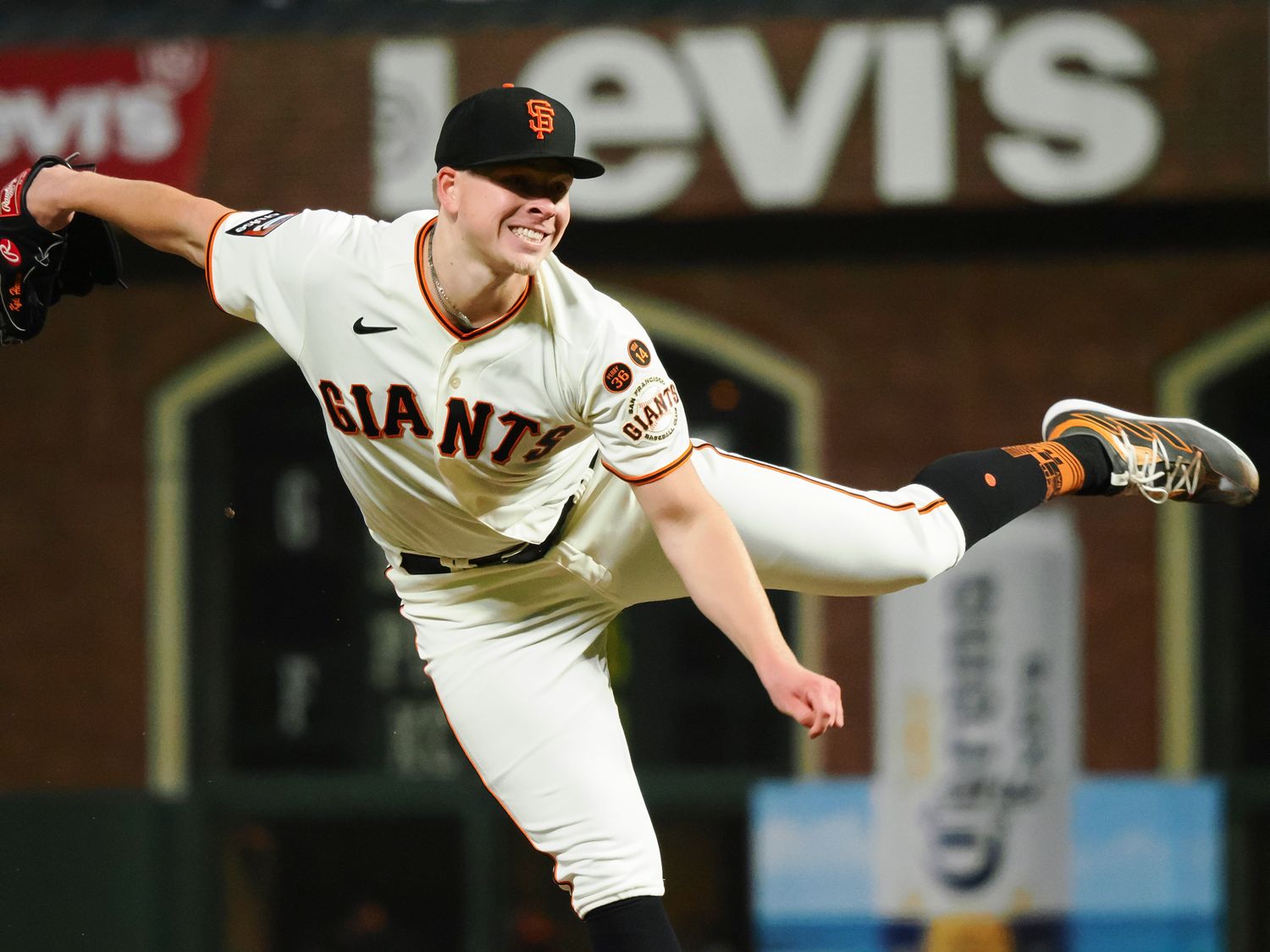  San Francisco Giants starting pitcher Kyle Harrison (45) pitches the ball against the Cincinnati Reds during the seventh inning at Oracle Park. 